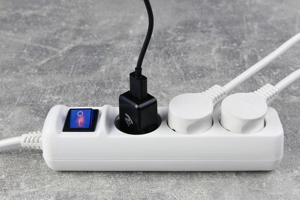 Мережевий фільтр-подовжувач на 3 розетки 2E U03ESM1.5 з вимикачем 1.5м white